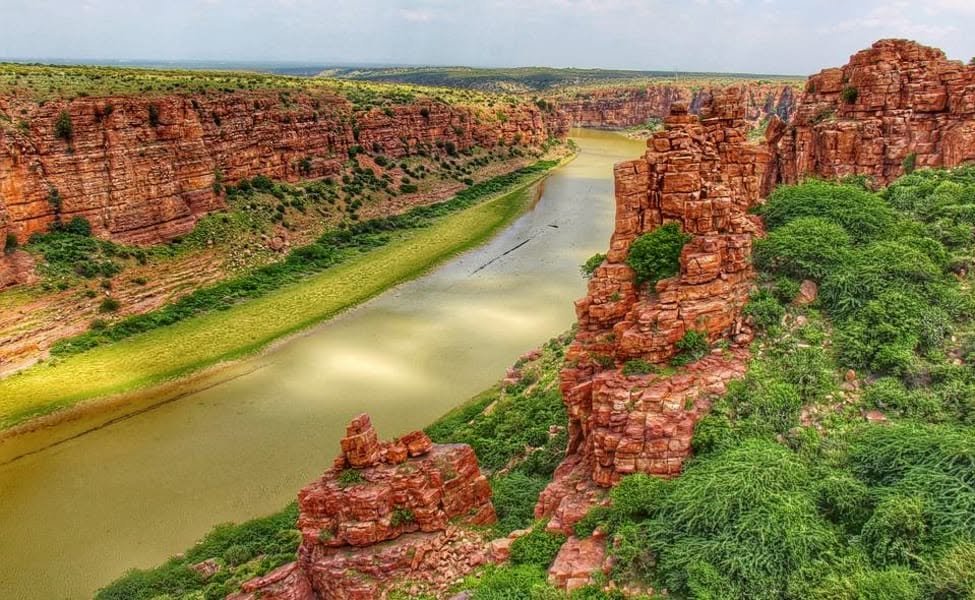 Red rock canyon and river landscape at Gandikota